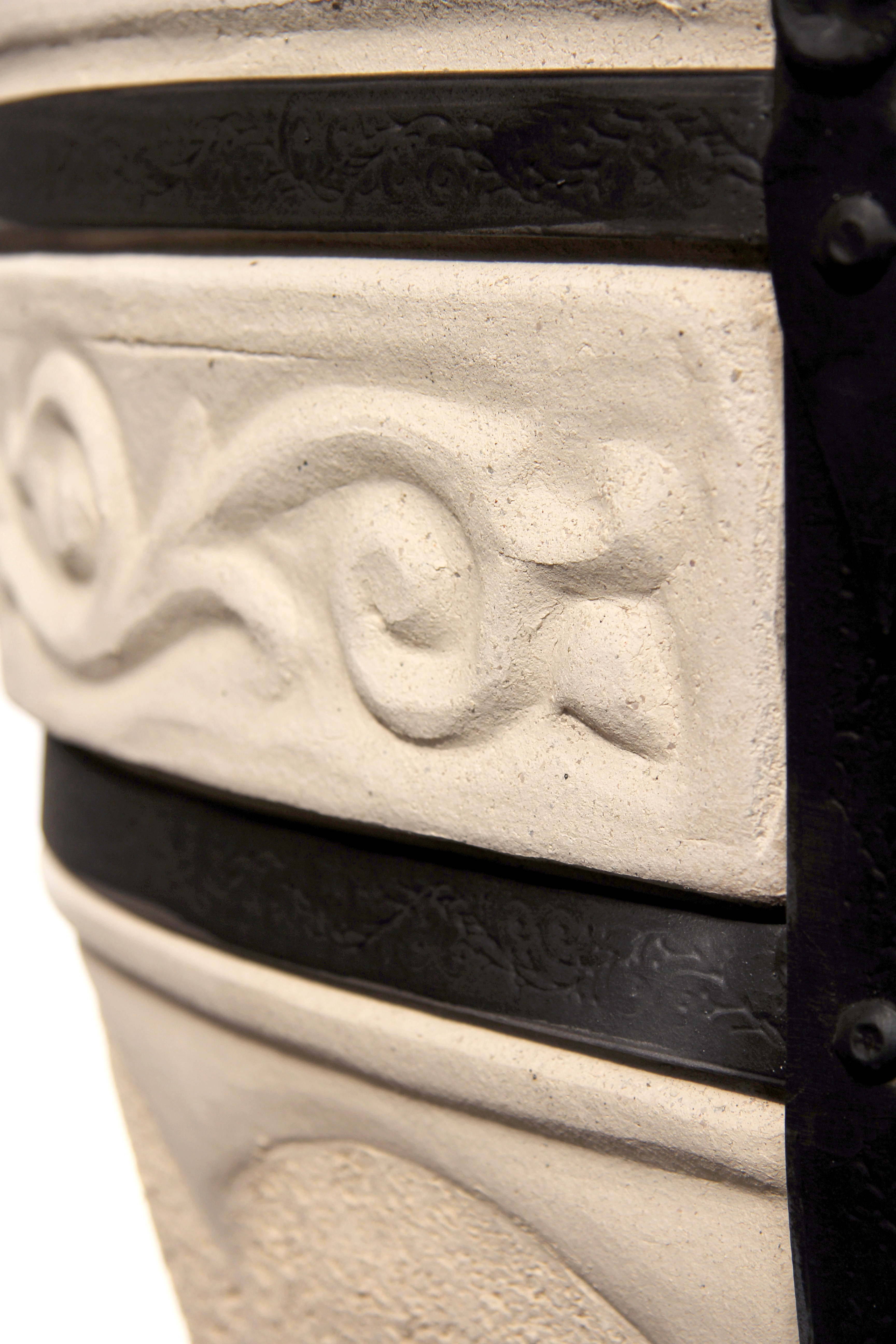 Detailaufnahme der ornamentierten Keramikoberfläche und schwarzen Metallbeschläge des Amphora Tandoor Aladdin